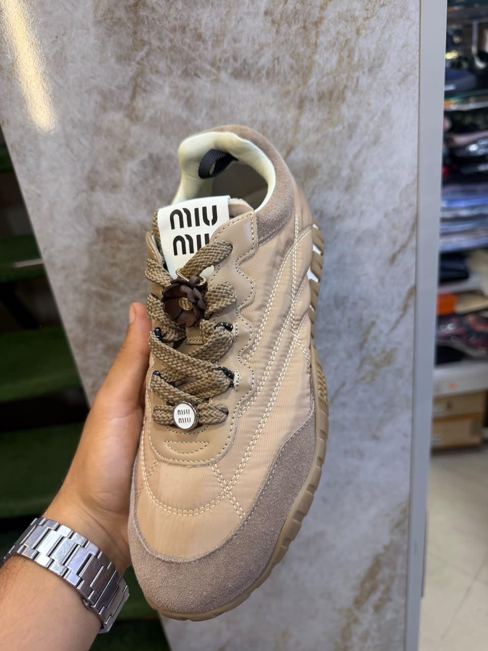 Sneakers à charms · Beige